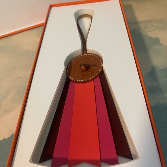 HERMES Hunter Cowhide Milo Lambskin Paddock
Flot Bag Charm Rose Jaipur - Picture 3 of 11